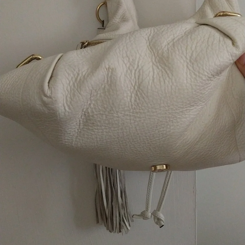 Chic White Leather Hobo Bag with Gold Accents - Picture 8 of 15